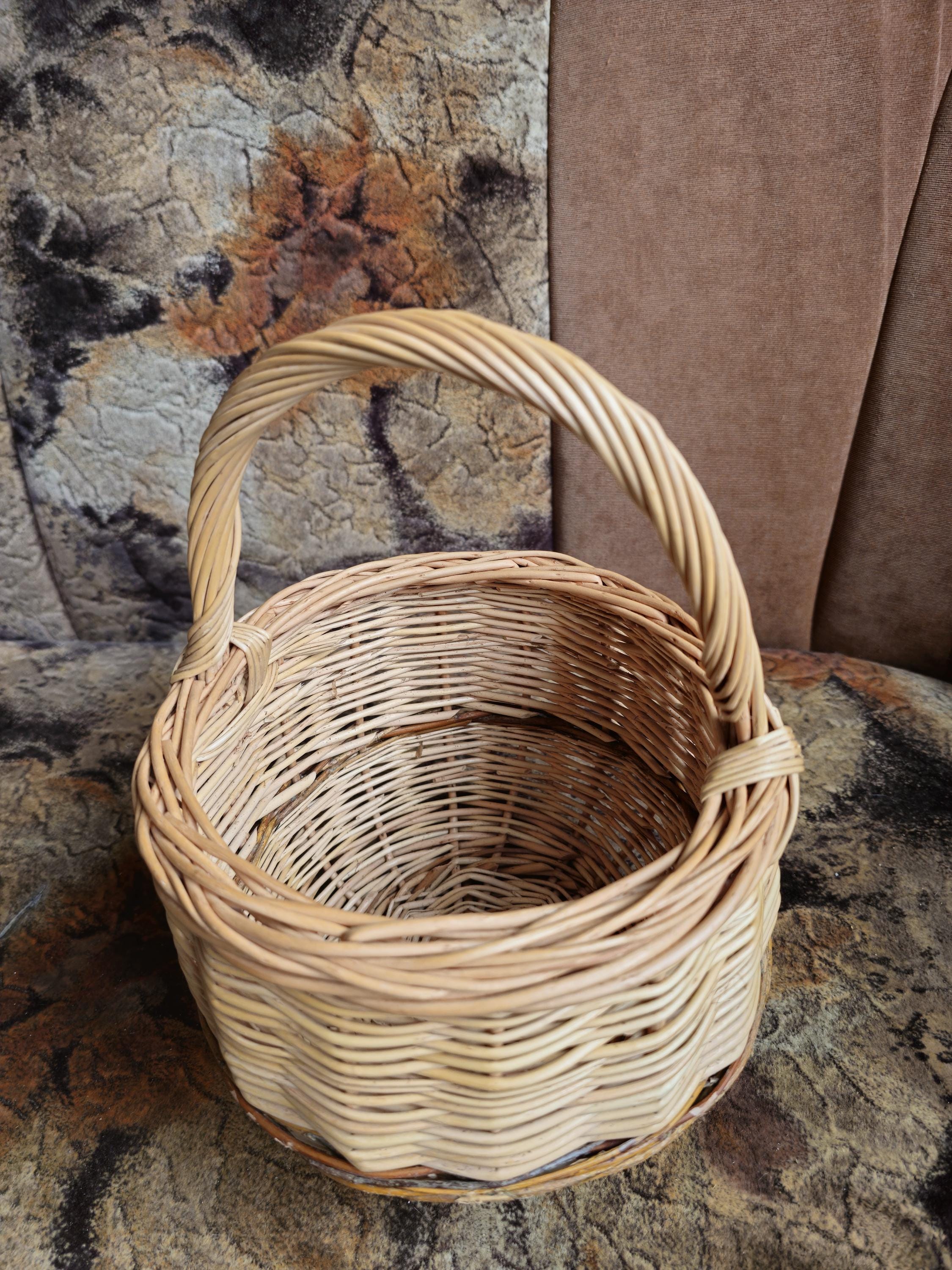 Handwoven Round Wicker Basket with Handle - Natural Rustic Charm