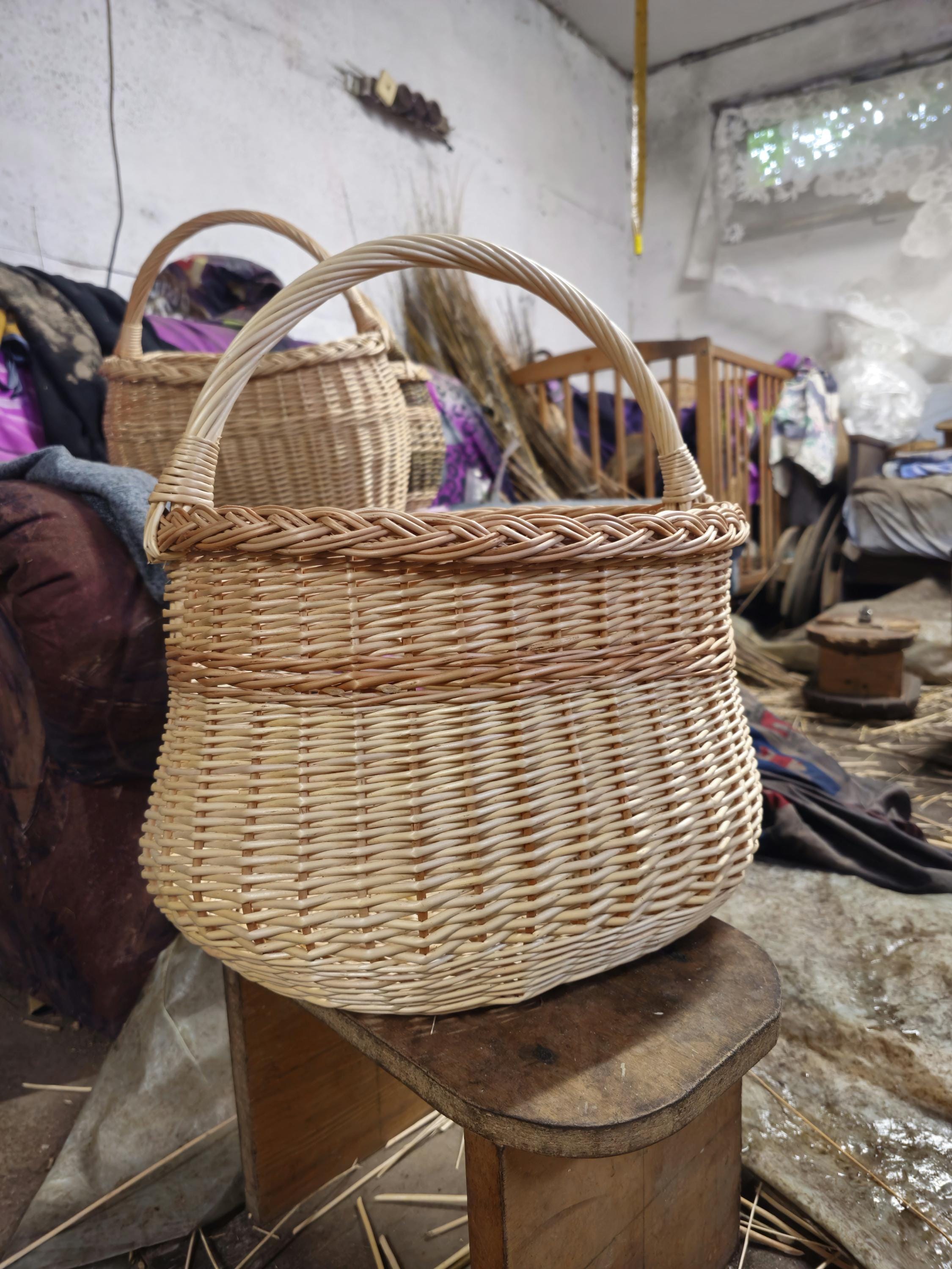 Handwoven Wicker Basket: Rustic Farmhouse Blanket Storage, Lithuanian Craft