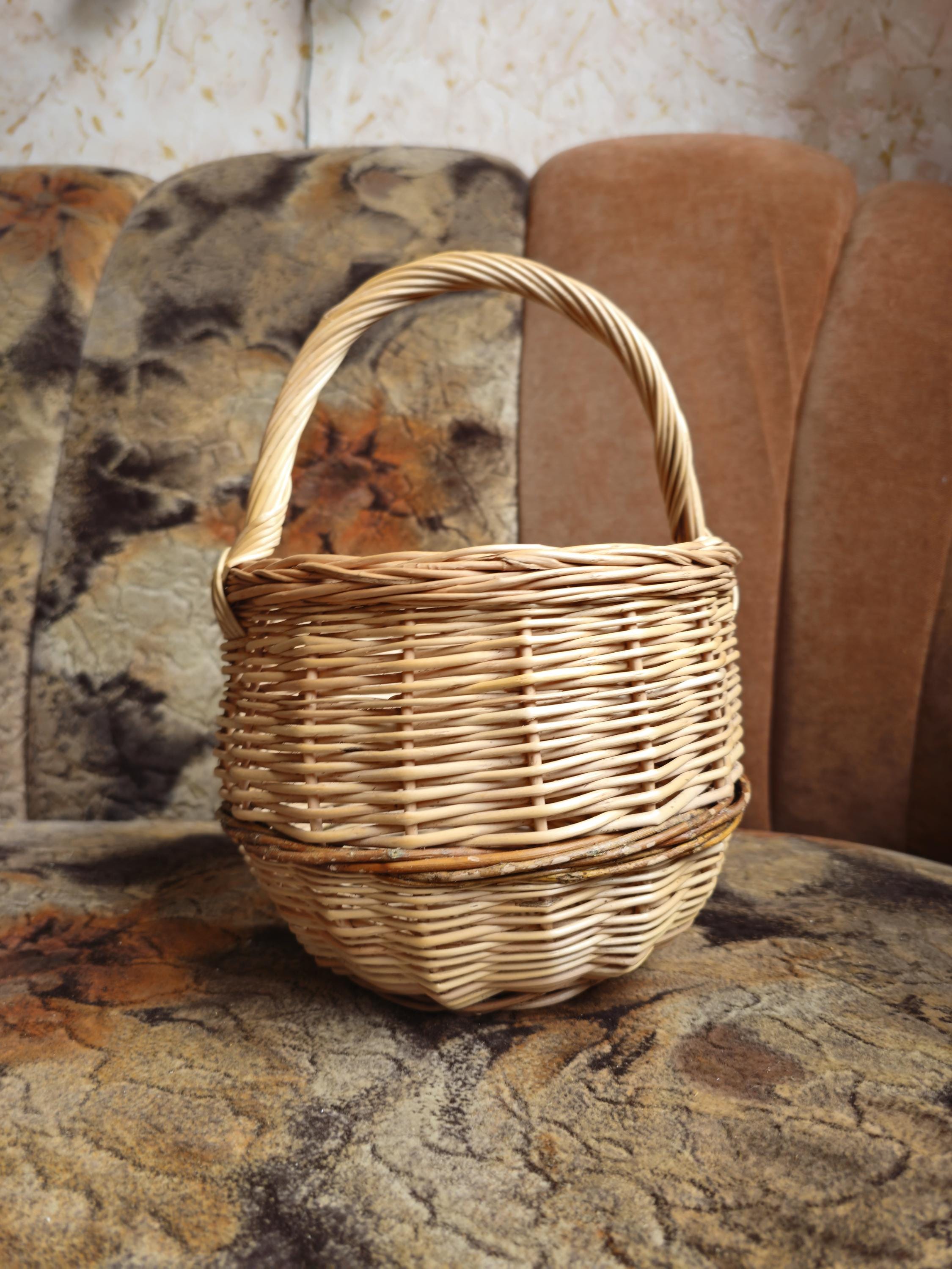 Handwoven Round Wicker Basket with Handle - Natural Rustic Charm