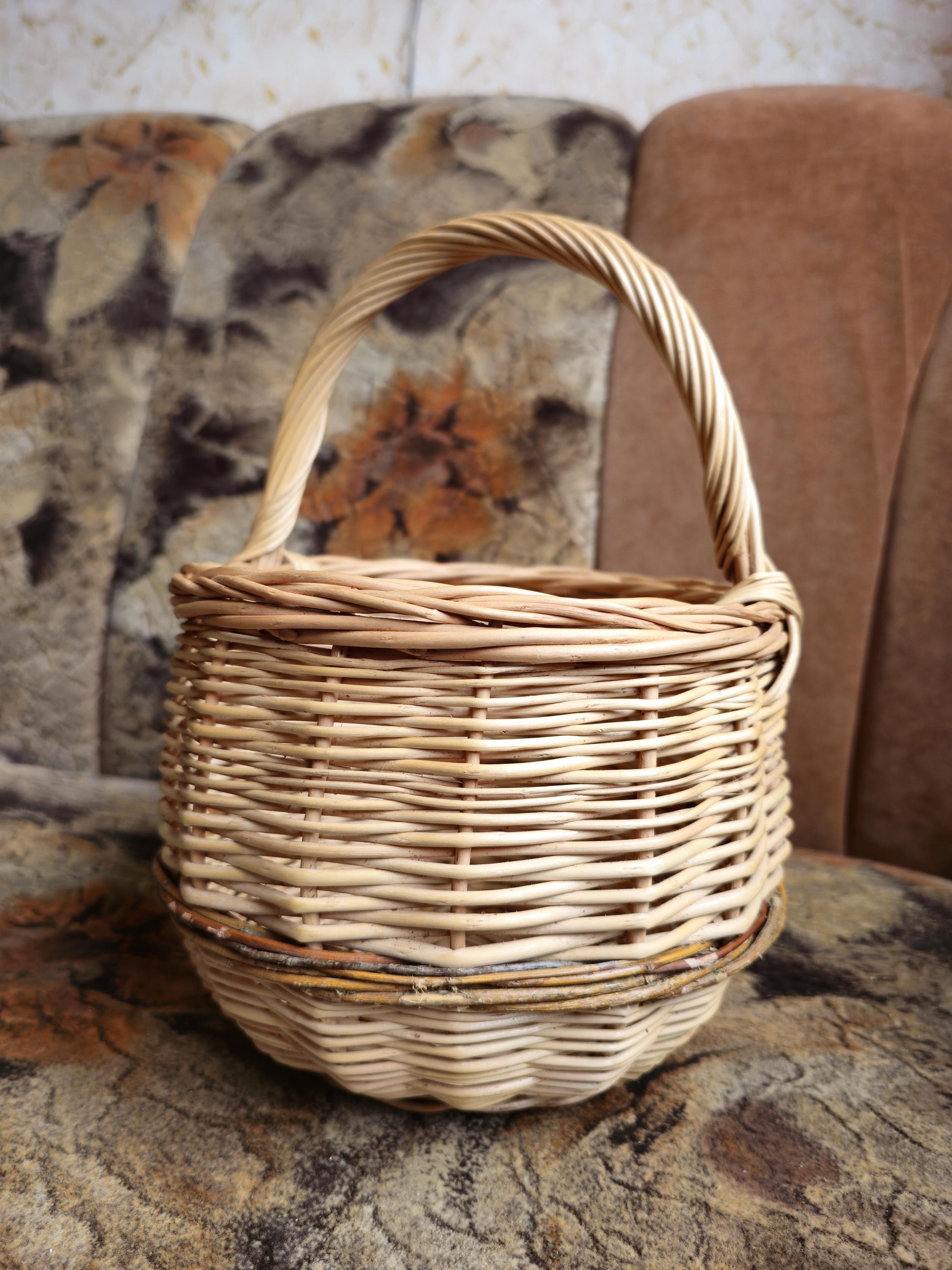 Handwoven Round Wicker Basket with Handle - Natural Rustic Charm